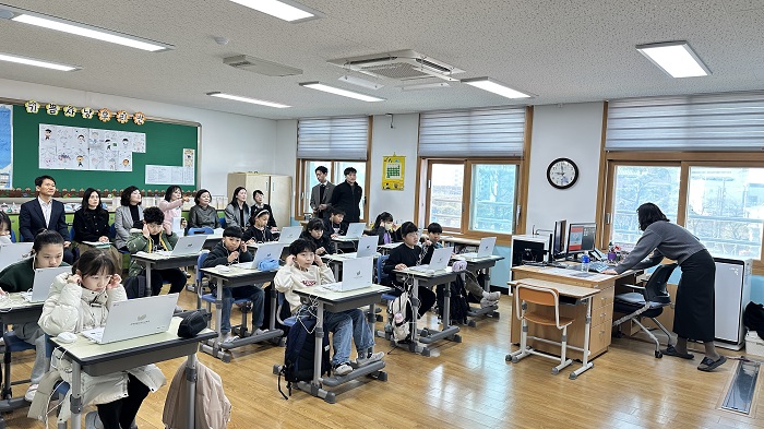 ▲전북특별자치도교육청이 운영한 AI·디지털 수업나눔에서 학생들이 디지털 기기를 활용한 수업에 참여하고 있다. (사진제공=전북특별자치도교육청)