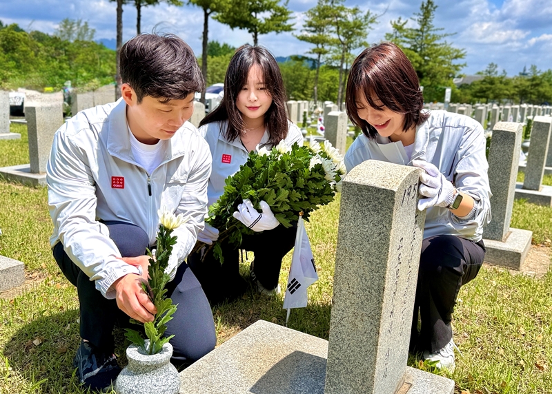 ▲현충일 전 아성다이소 임직원들이 호국보훈의 달을 맞아 국립서울현충원에서 봉사활동을 진행하고 있다. (사진제공=아성다이소)