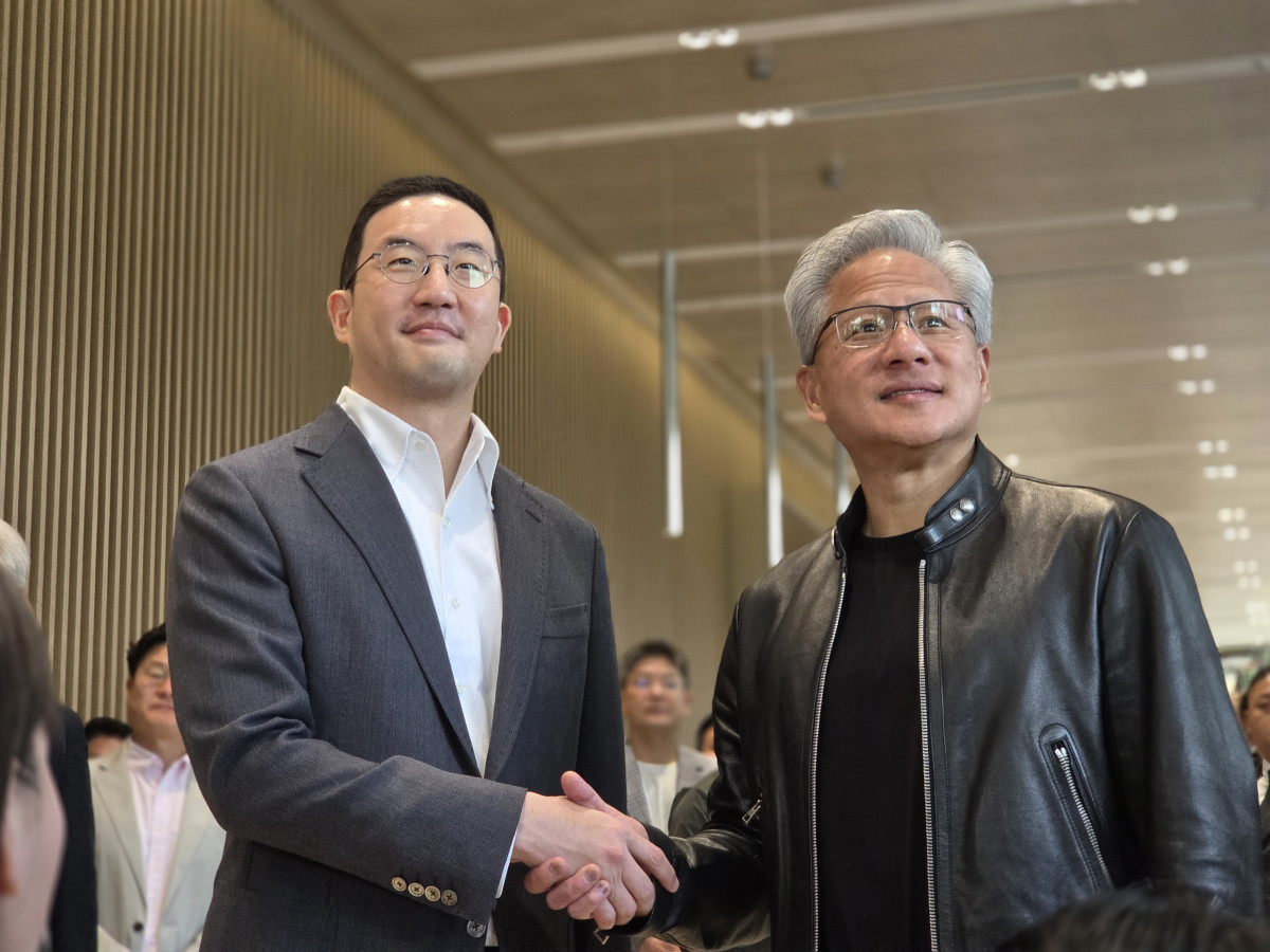 ▲젠슨 황 엔비디아 최고경영자(CEO)가 8일 서울 여의도 LG 트윈타워에서 구광모 LG 회장을 만나 협력 방안을 논의한 뒤 서로 악수를 나누고 있다. (사진공동취재단)