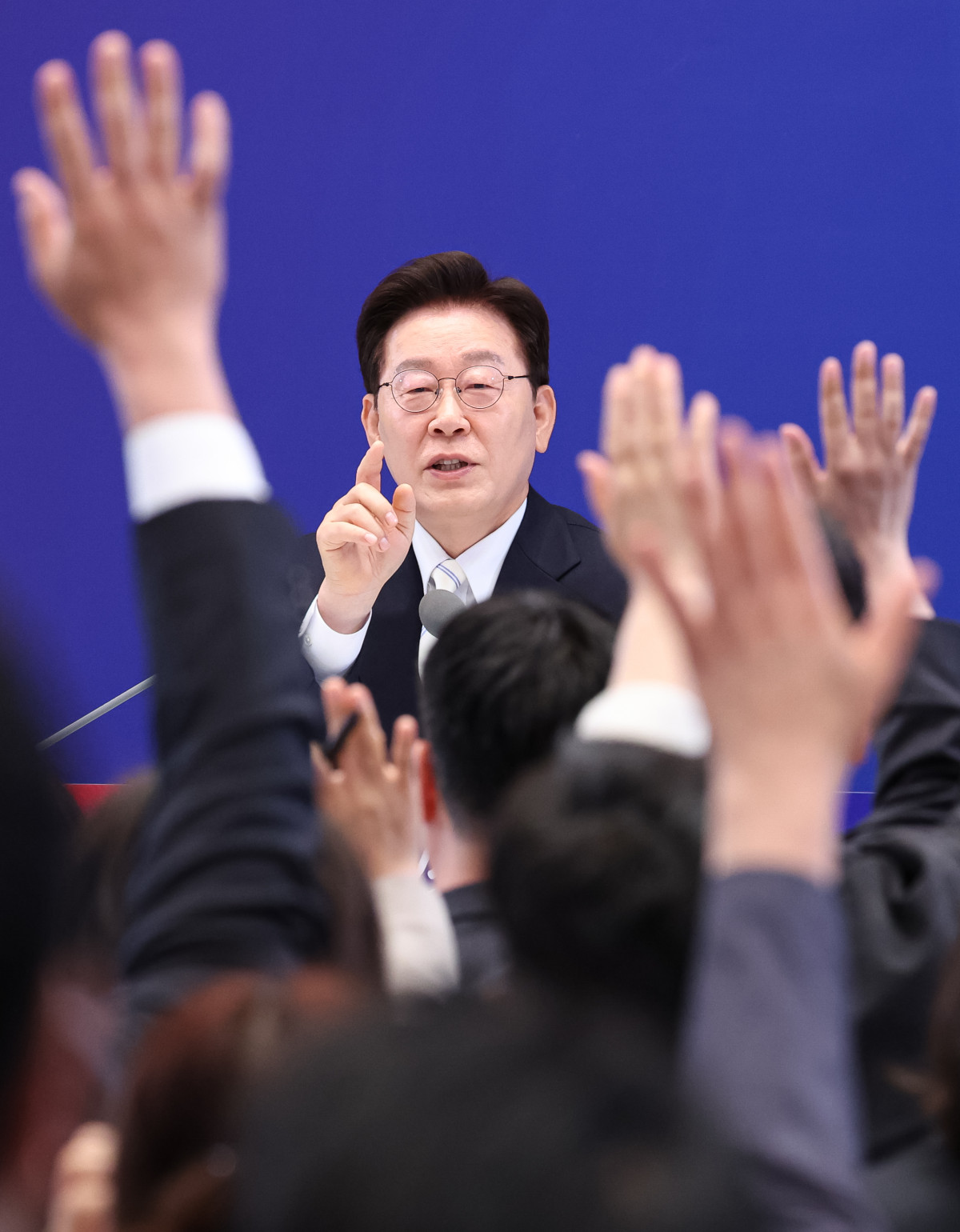 ▲이재명 대통령이 8일 청와대 영빈관에서 열린 취임 1주년 기자회견에서 취재진의 질문을 받고 있다. 사진=연합뉴스