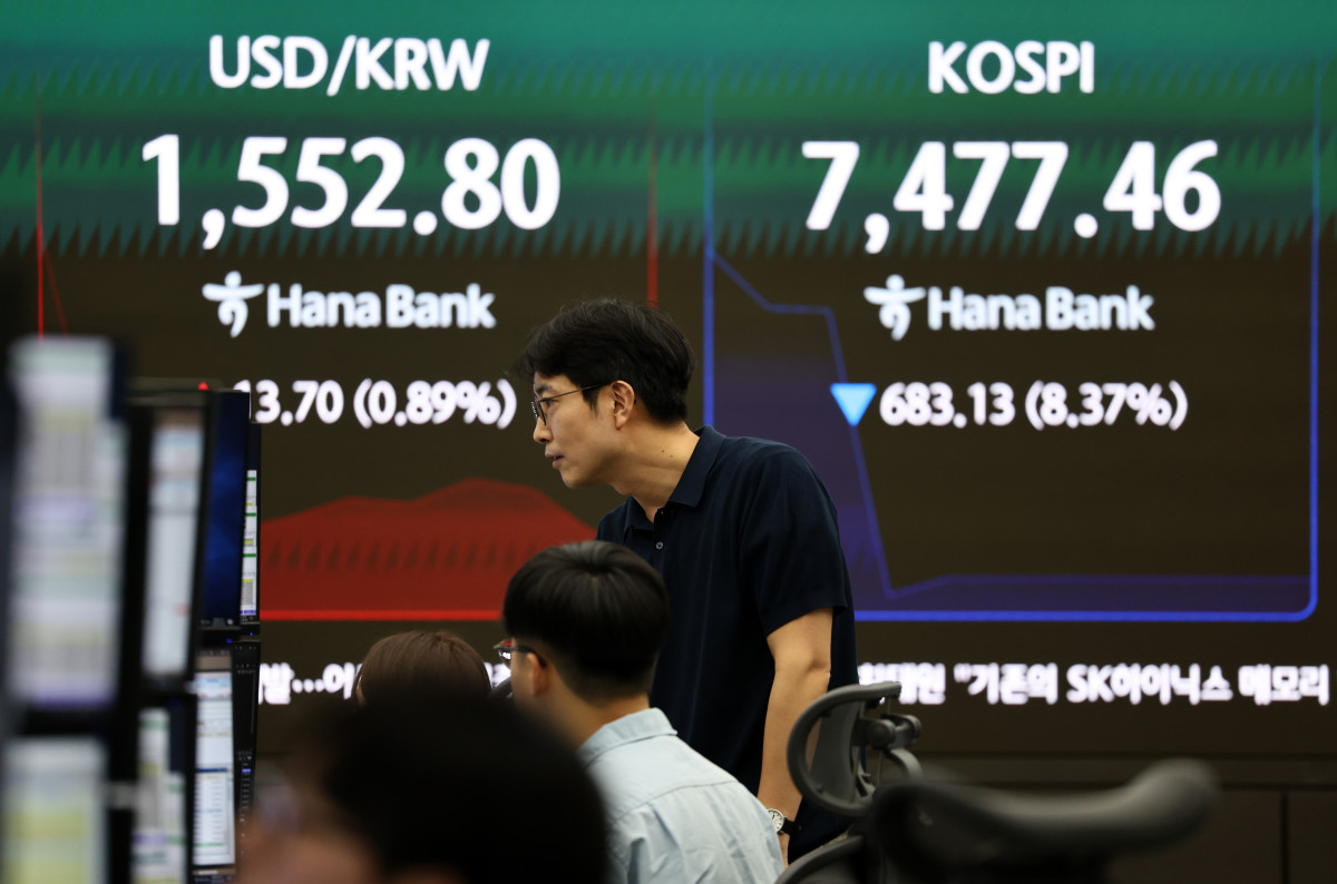 ▲급락장에 코스피 서킷 브레이커가 발동된 8일 서울 하나은행 본점 딜링룸에서 딜러들이 업무를 보고 있다. (사진= 연합뉴스)