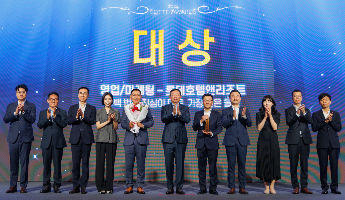 ▲8일 롯데어워즈 대상을 시상한 신동빈 롯데 회장(왼쪽에서 여섯 번째)과 수상자인 정호석 롯데호텔앤리조트 대표(왼쪽에서 다섯 번째) (사진제공=롯데그룹)