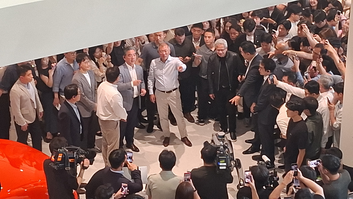 ▲젠슨 황 엔비디아 최고경영자(CEO)가 현대차그룹 양재 본사를 방문해 정의선 현대차그룹 회장과 이야기를 나누고 있다. 김채빈 기자 chaebi@