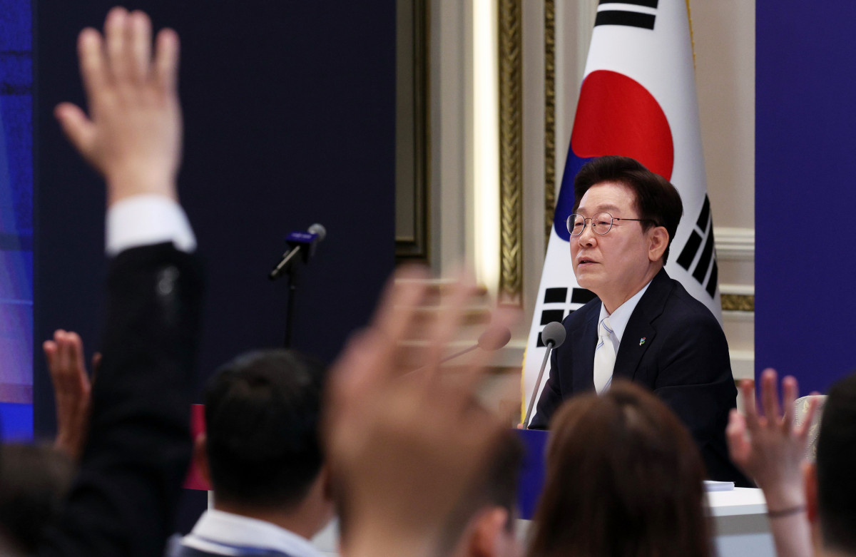 ▲<YONHAP PHOTO-4323> 질문받는 이재명 대통령 (서울=연합뉴스) 김도훈 기자 = 이재명 대통령이 8일 청와대 영빈관에서 열린 취임 1주년 기자회견에서 취재진의 질문을 받고 있다. 2026.6.8 superdoo82@yna.co.kr/2026-06-08 13:49:09/<저작권자 ⓒ 1980-2026 ㈜연합뉴스. 무단 전재 재배포 금지, AI 학습 및 활용 금지>