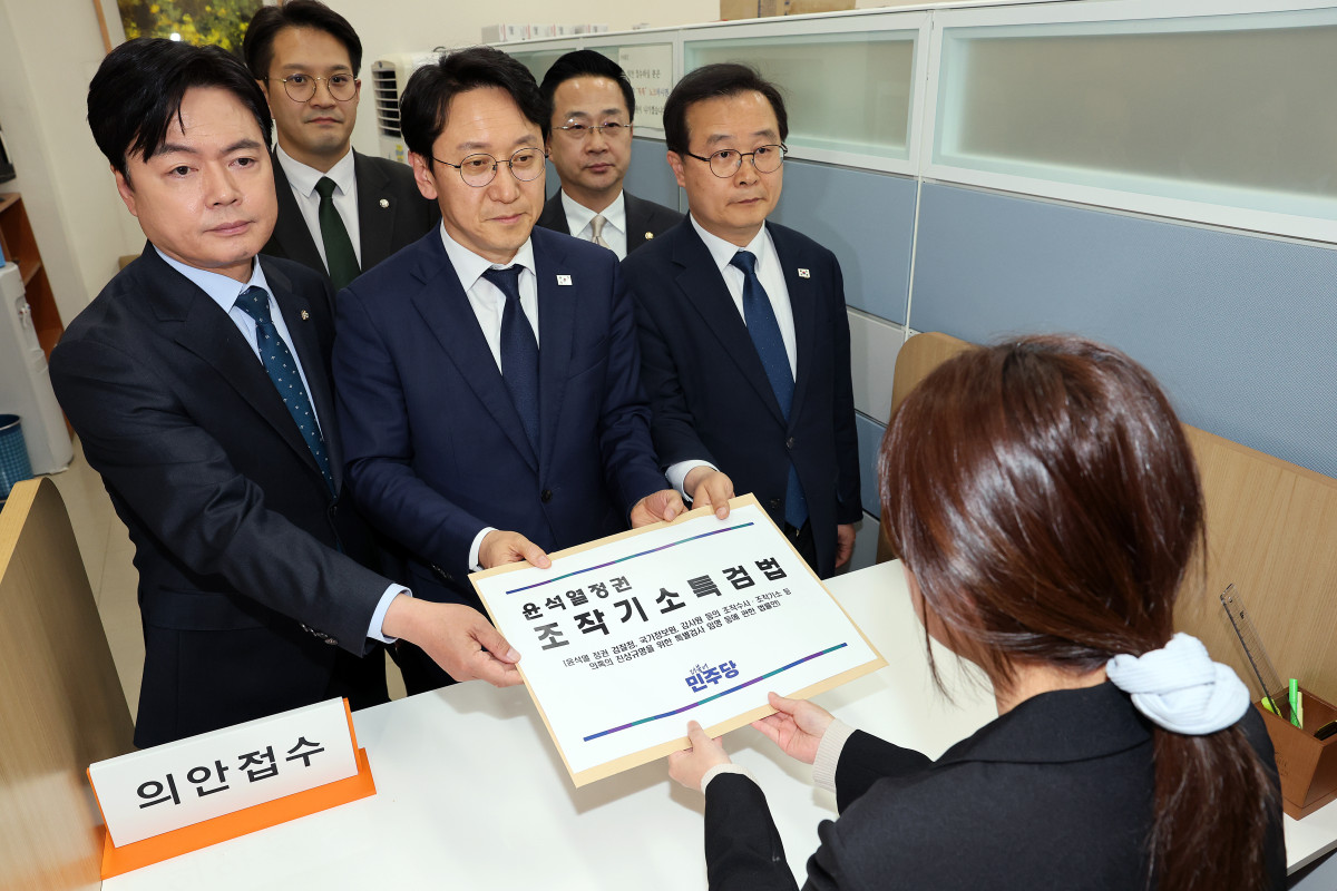 ▲천준호 더불어민주당 원내대표 직무대행과 국정조사특위 위원들이 30일 서울 여의도 국회 의안과에서 '윤석열 정치검찰 조작기소 진상규명 특검법'을 제출하고 있다. (사진=뉴시스)