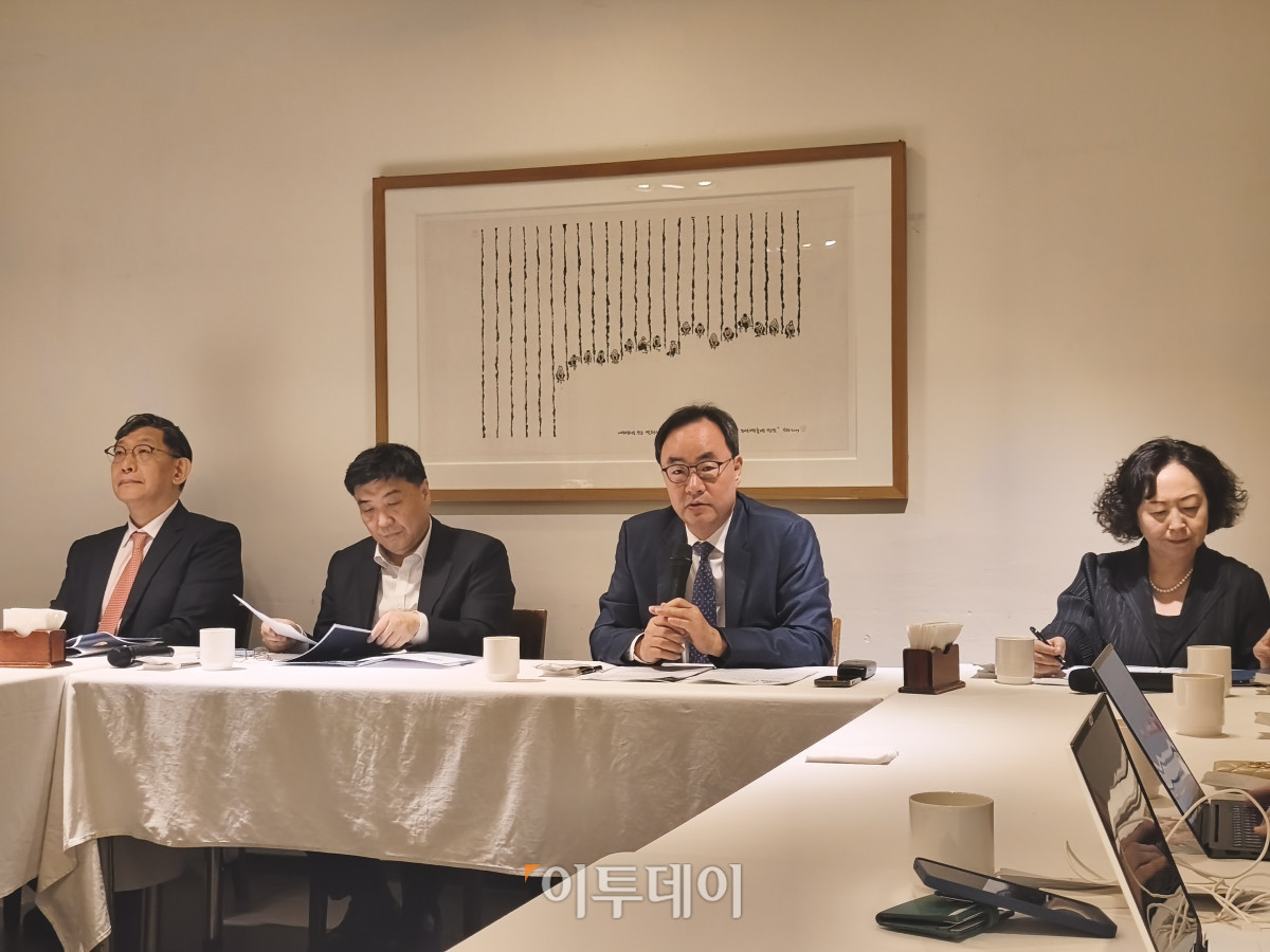 ▲이진우(오른쪽에서 세 번쨰) 대한의학회 회장을 비롯한 학회 임원진이 기자간담회에서 발언하고 있다. (노상우 기자 nswreal@)