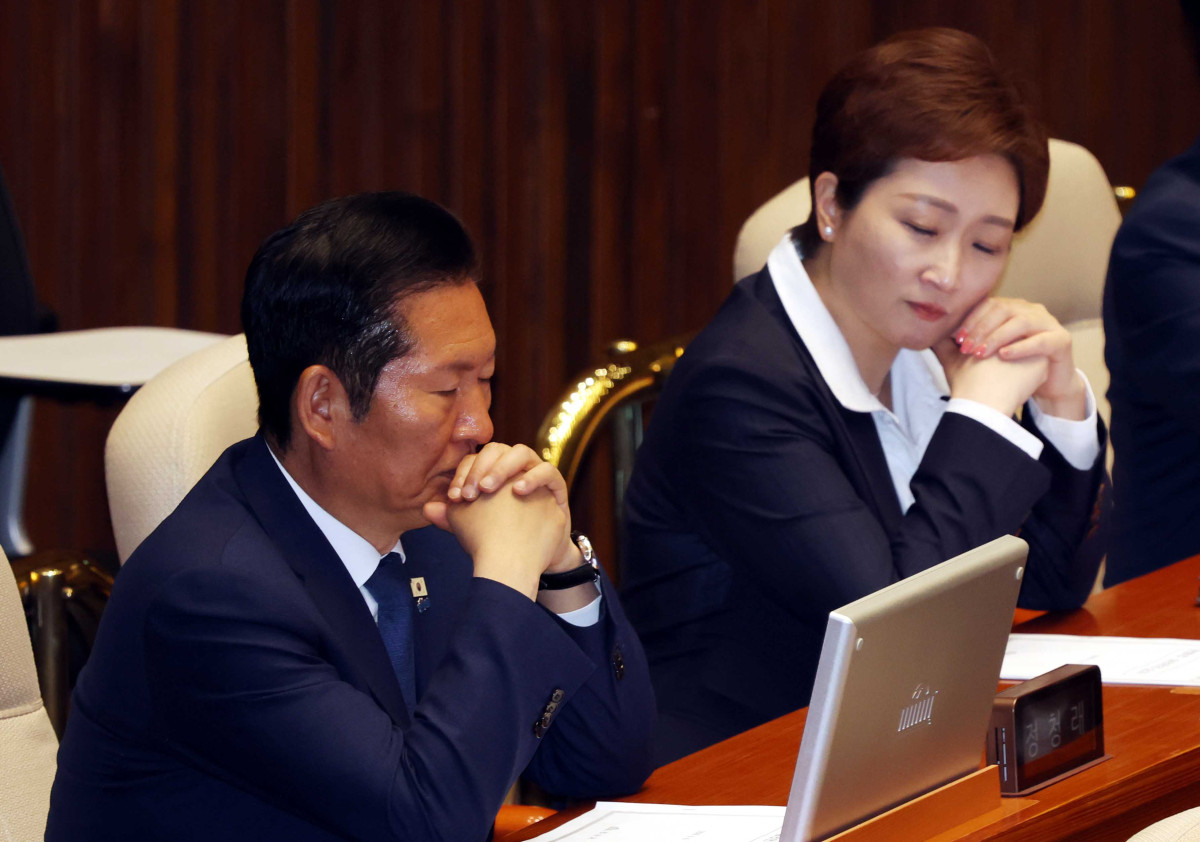 ▲정청래 더불어민주당 대표와 이언주 의원이 8일 오후 서울 여의도 국회에서 열린 제435회국회(임시회) 제2차 본회의에서 잠시 생각에 잠겨 있다. (사진=뉴시스)