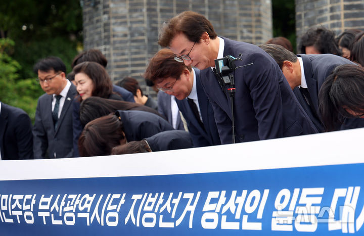 ▲전재수 부산시장 당선인과 더불어민주당 6.3 지방선거 당선인들이 충렬사에서 참배를 하고 있다. (뉴시스)