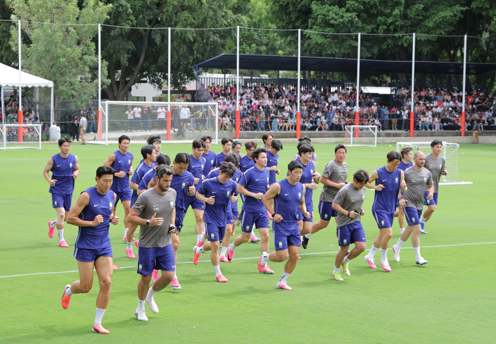 ▲2026 북중미 월드컵에 출전하는 축구 국가대표팀이 6일(현지시간) 베이스캠프 훈련장인 멕시코 과달라하라 치바스 바예 베르데에서 열린 커뮤니티 트레이닝에서 몸을 풀고 있다. (연합뉴스)
