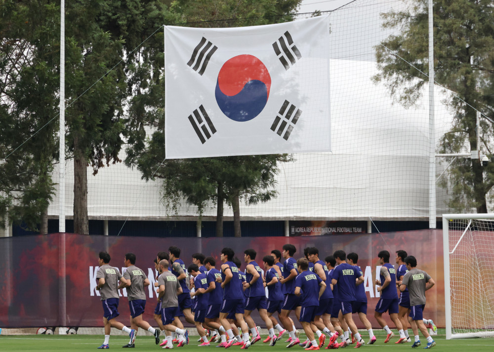 ▲2026 북중미 월드컵에 출전하는 한국 축구 국가대표팀이 7일(현지시간) 멕시코 과달라하라 인근 사포판의 치바스 바예 베르데에서 열린 팀 훈련에서 러닝으로 몸을 풀고 있다. (연합뉴스)