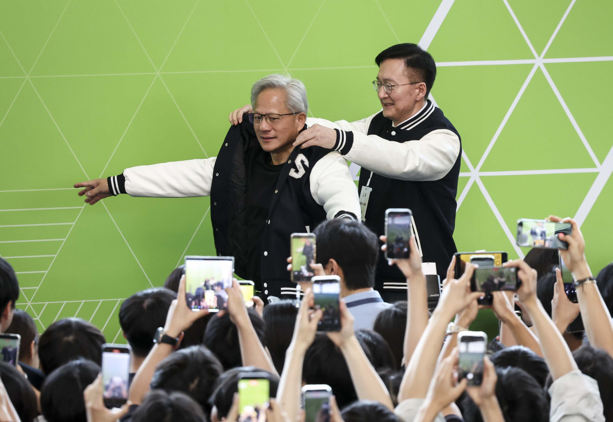 ▲젠슨 황 엔비디아 최고경영자(CEO)가 8일 서울 관악구 서울대학교에서 서울대 점퍼를 입고 있다. 신태현 기자 holjjak@