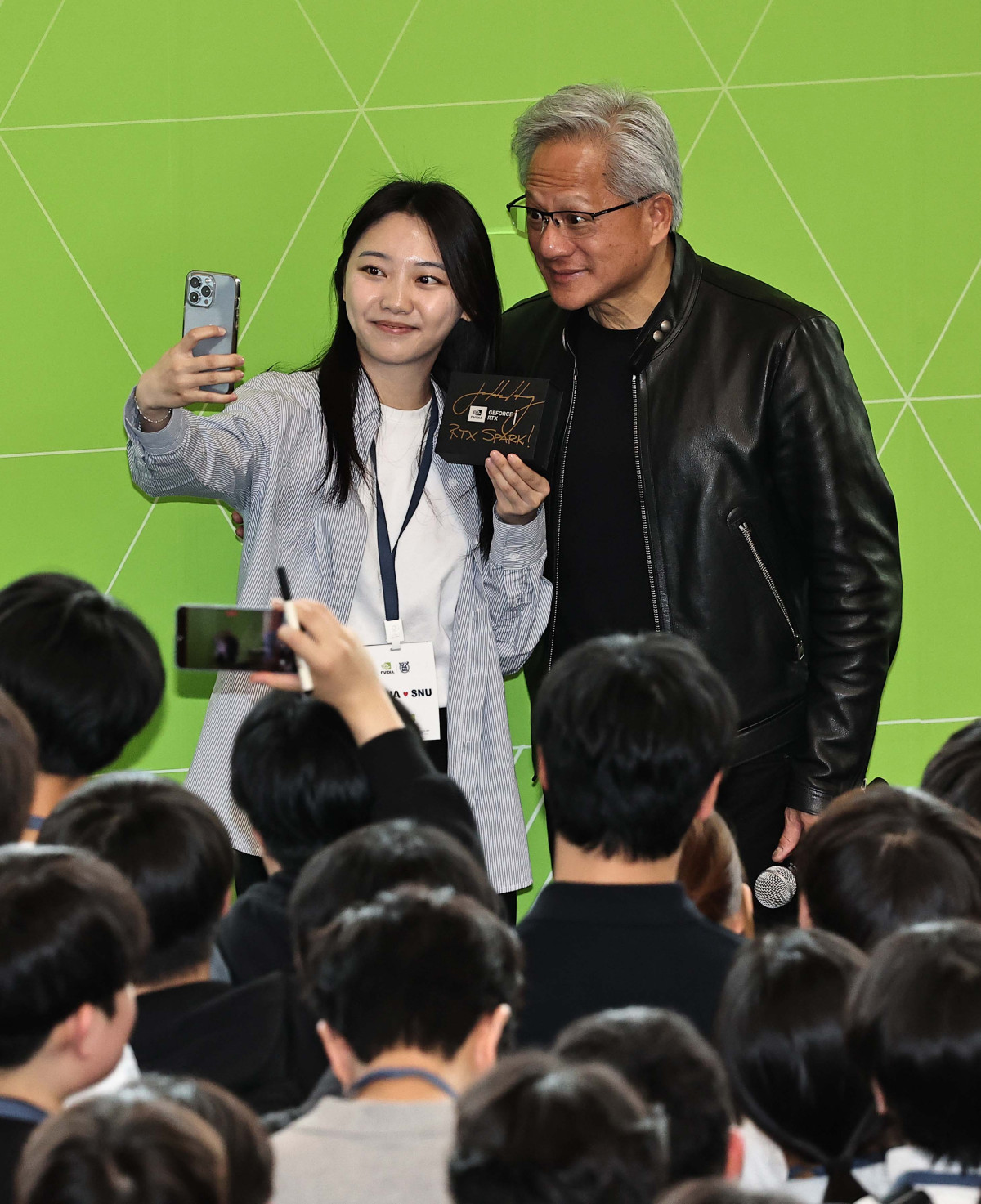 ▲젠슨 황 엔비디아 최고경영자(CEO)가 8일 서울대학교 해동첨단공학관에서 열린 '빌드어클로(Build-a-Claw)' 행사장을 찾아 학생들을 상대로 강연을 마치며 엔비디아 최신 AI컴퓨터를 선물 하고 있다. 신태현 기자 holjjak@