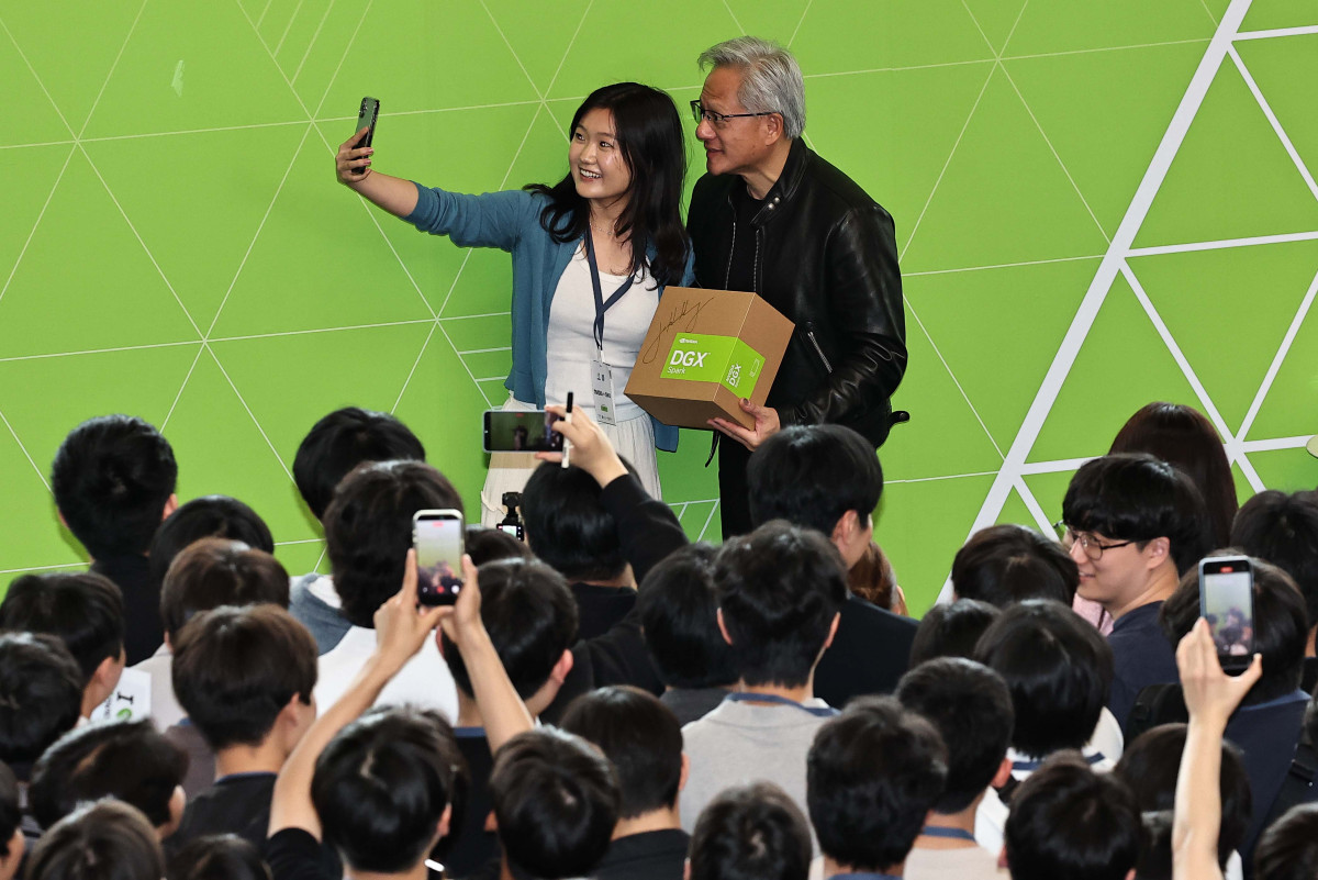 ▲젠슨 황 엔비디아 최고경영자(CEO)가 8일 서울대학교 해동첨단공학관에서 열린 '빌드어클로(Build-a-Claw)' 행사장을 찾아 학생들을 상대로 강연을 마치며 엔비디아 최신 AI컴퓨터를 선물 하고 있다. 신태현 기자 holjjak@