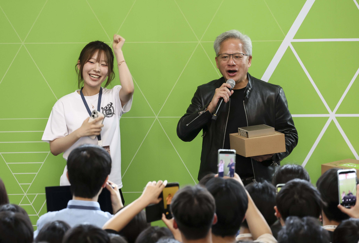 ▲젠슨 황 엔비디아 최고경영자(CEO)가 8일 서울대학교 해동첨단공학관에서 열린 '빌드어클로(Build-a-Claw)' 행사장을 찾아 학생들을 상대로 강연을 마치며 엔비디아 최신 AI컴퓨터를 선물 하고 있다. 신태현 기자 holjjak@