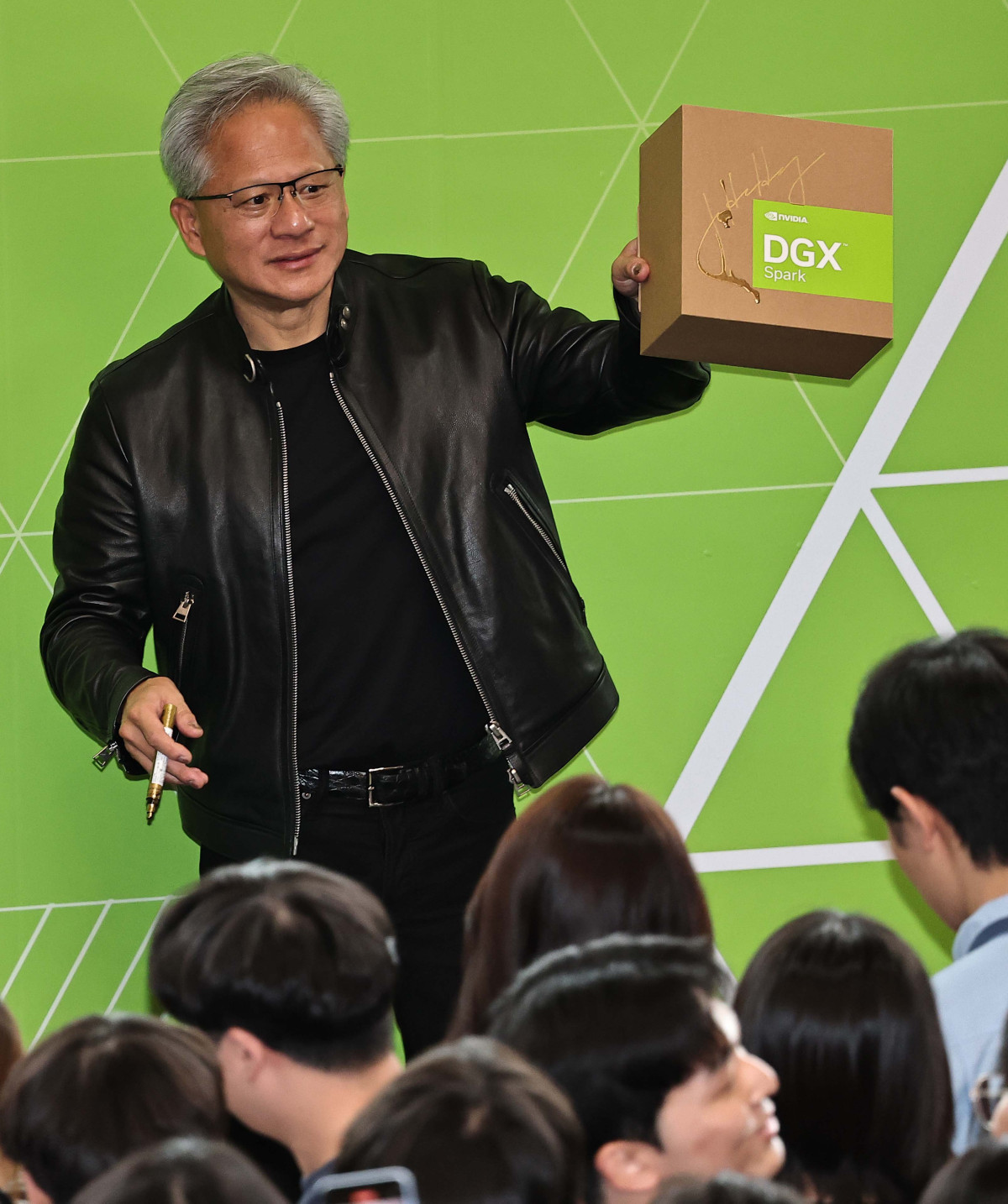 ▲젠슨 황 엔비디아 최고경영자(CEO)가 8일 서울대학교 해동첨단공학관에서 열린 '빌드어클로(Build-a-Claw)' 행사장을 찾아 학생들을 상대로 강연을 마치며 엔비디아 최신 AI컴퓨터를 선물 하고 있다. 신태현 기자 holjjak@