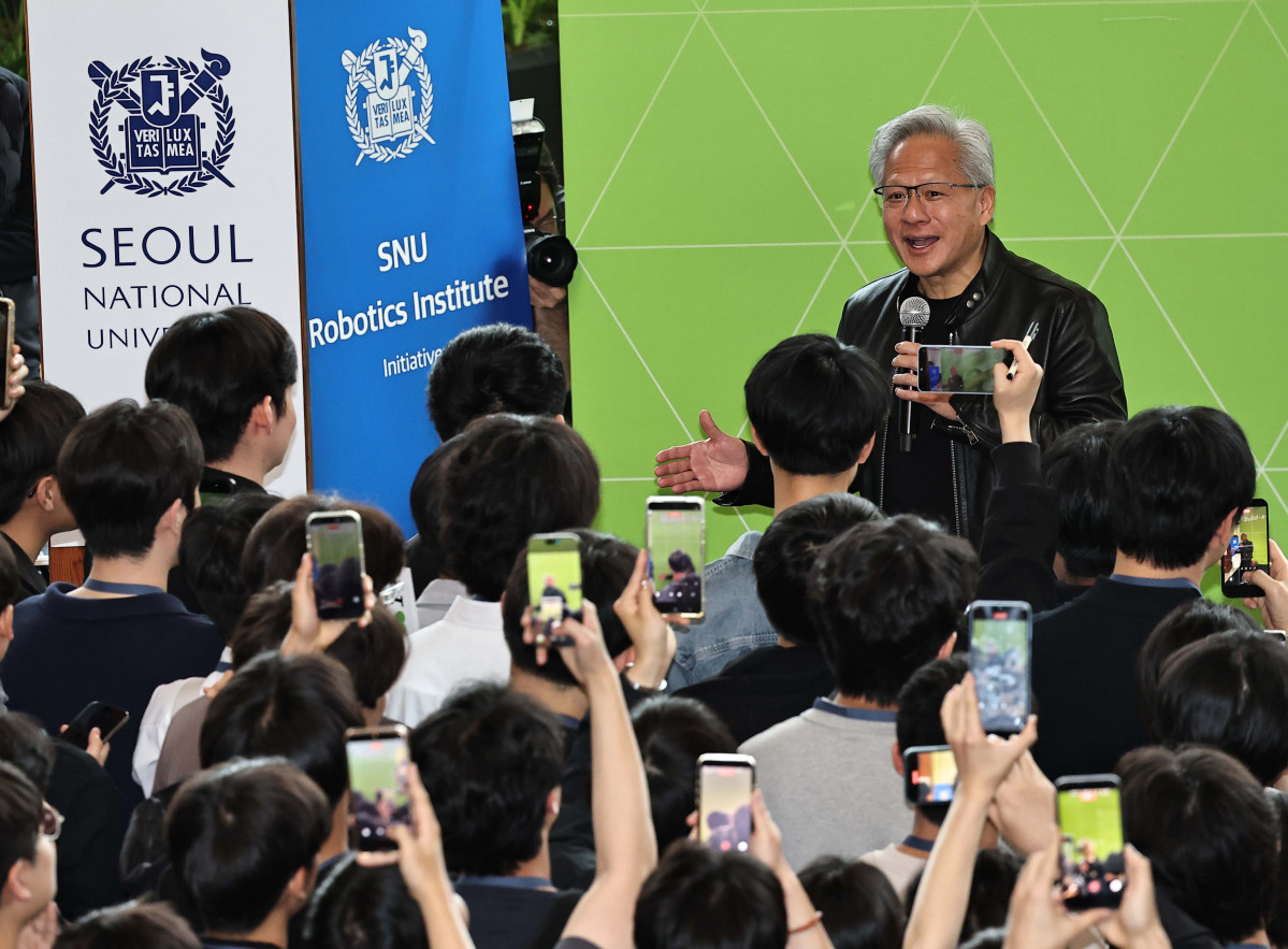 ▲젠슨 황 엔비디아 최고경영자(CEO)가 8일 서울대학교 해동첨단공학관에서 열린 '빌드어클로(Build-a-Claw)' 행사장을 찾아 학생들에게 강연하고 있다. 신태현 기자 holjjak@