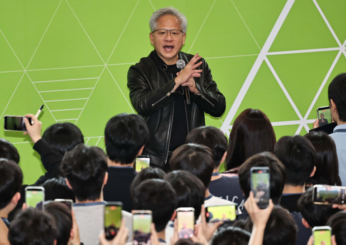 ▲젠슨 황 엔비디아 최고경영자(CEO)가 8일 서울대학교 해동첨단공학관에서 열린 '빌드어클로(Build-a-Claw)' 행사장을 찾아 학생들에게 강연하고 있다. 신태현 기자 holjjak@