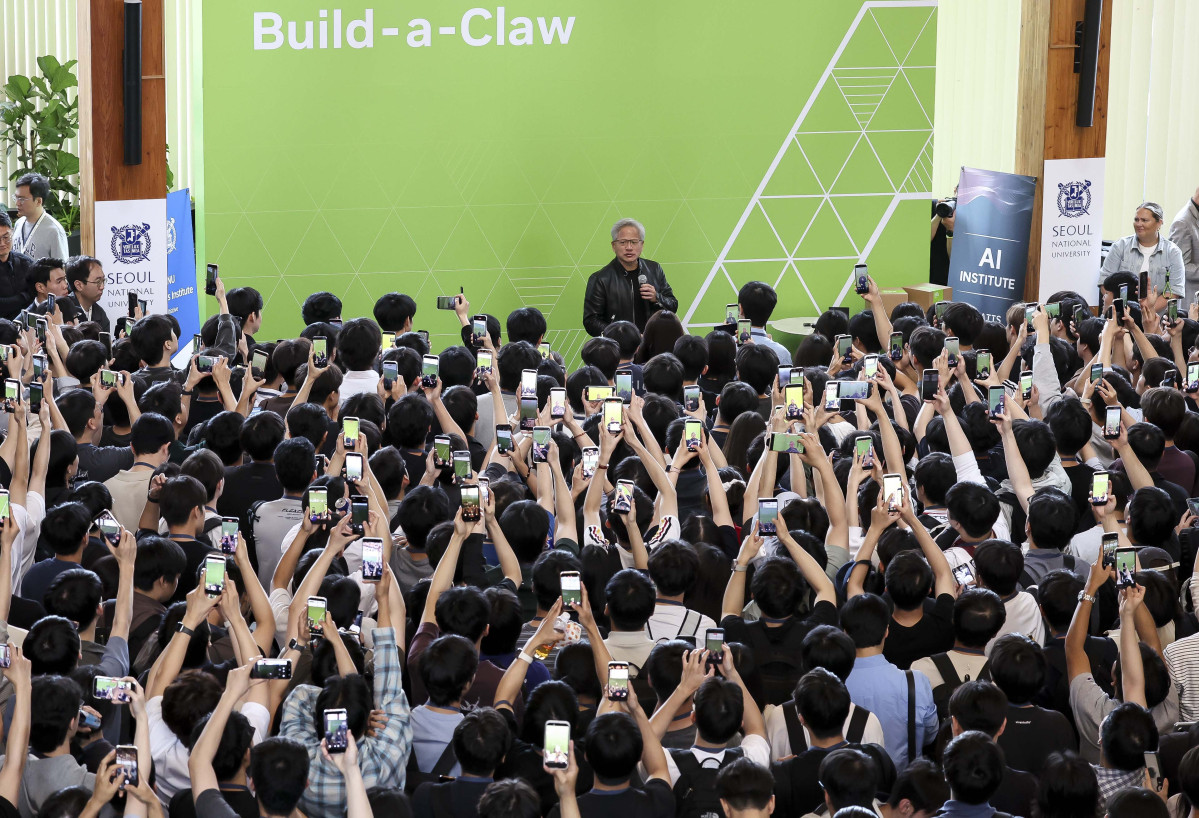 ▲젠슨 황 엔비디아 최고경영자(CEO)가 8일 서울대학교 해동첨단공학관에서 열린 '빌드어클로(Build-a-Claw)' 행사장을 찾아 학생들에게 강연하고 있다. 신태현 기자 holjjak@