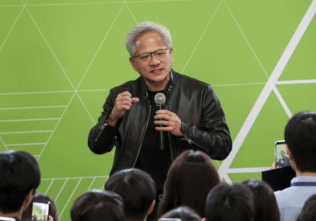 ▲젠슨 황 엔비디아 최고경영자(CEO)가 8일 서울대학교 해동첨단공학관에서 열린 '빌드어클로(Build-a-Claw)' 행사장을 찾아 학생들에게 강연하고 있다. 신태현 기자 holjjak@