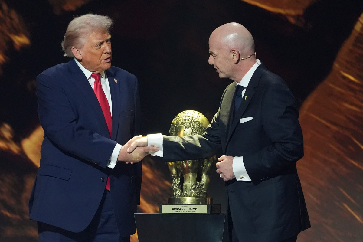 ▲악수하는 도널드 트럼프 미국 대통령과 잔니 인판티노 국제축구연맹(FIFA) 회장. (AP/연합뉴스)