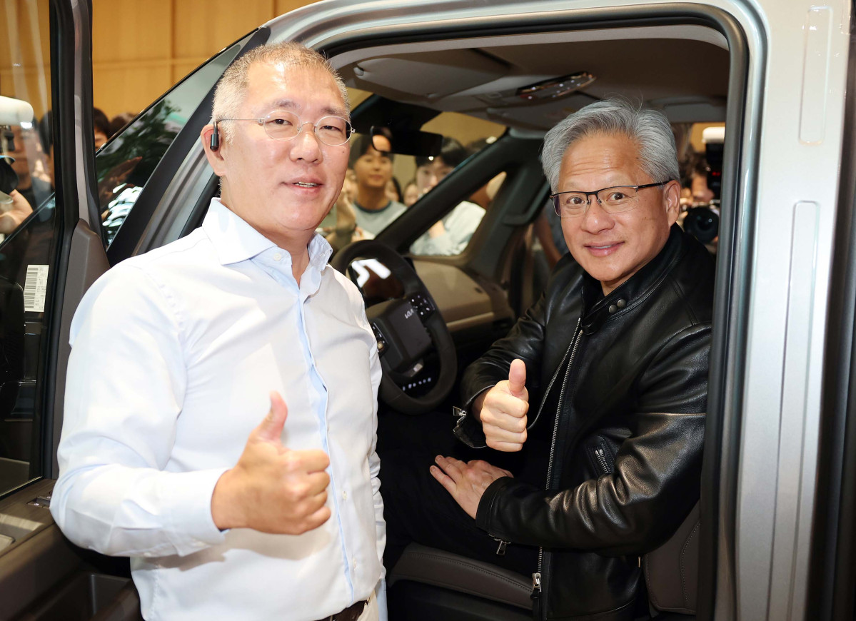 ▲젠슨 황 엔비디아 최고경영자(CEO)와 정의선 현대자동차 그룹 회장이 8일 서울 서초구 현대자동차그룹 양재 사옥에서 KIA의 전기차 PV-5에 올라타 취재진을 향해 포즈를 취하고 있다. 신태현 기자 holjjak@
