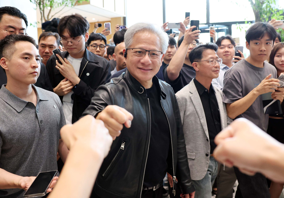 ▲젠슨 황 엔비디아 최고경영자(CEO)이 8일 서울 서초구 현대자동차그룹 양재 사옥에서 직원들과 주먹인사를 하고 있다. 신태현 기자 holjjak@