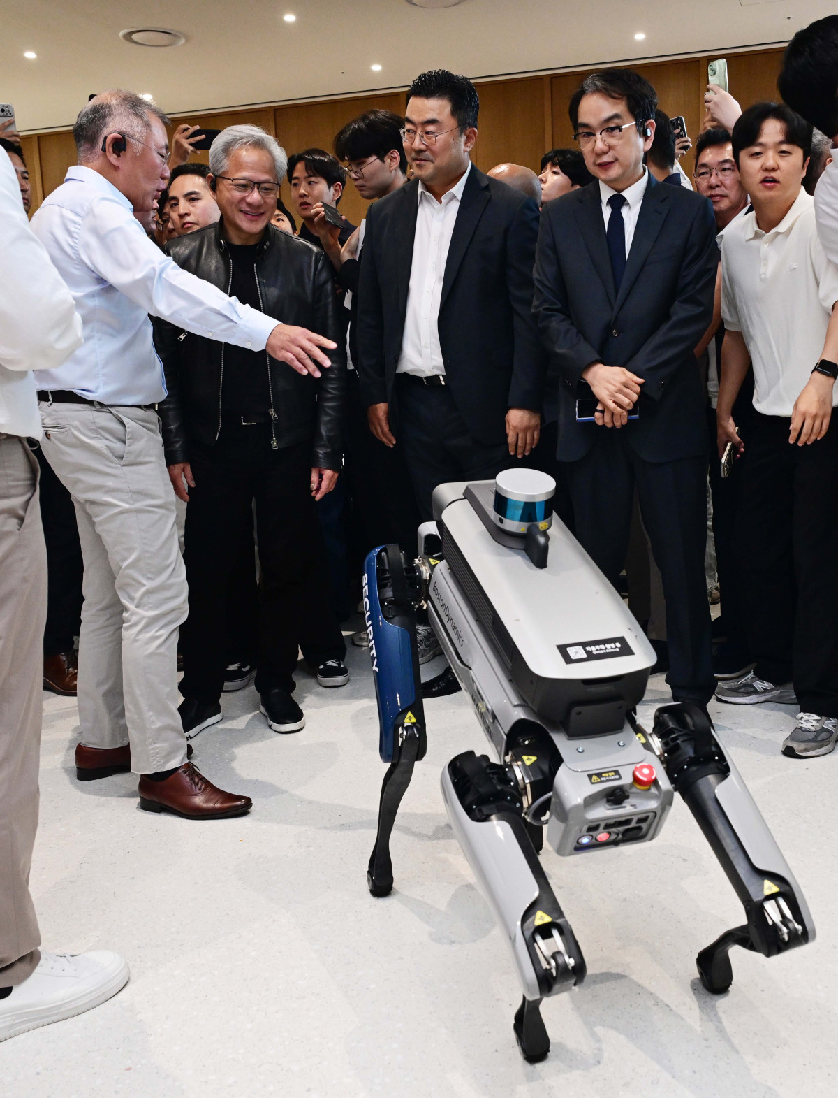 ▲젠슨 황 엔비디아 최고경영자(CEO)가 8일 서울 서초구 양재동 현대차그룹 사옥을 찾아 정의선 현대차그룹 회장과 보안로봇을 살펴보고 있다. 신태현 기자 holjjak@