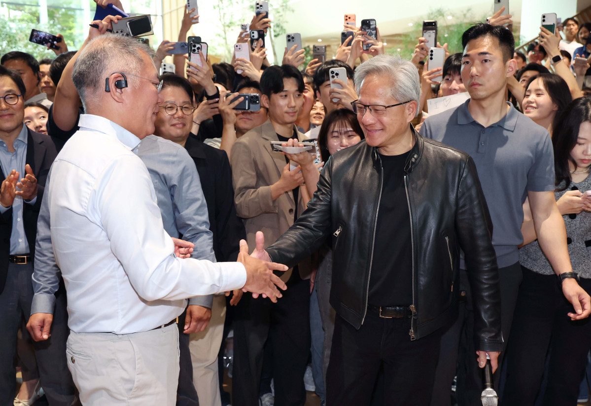 ▲젠슨 황 엔비디아 최고경영자(CEO)가 8일 서울 서초구 현대차그룹 양재 사옥에서 정의선 현대자동차그룹 회장과 모바일 로봇 플랫폼 모베드에 대한 설명을 들은 뒤 악수하고 있다. 신태현 기자 holjjak@