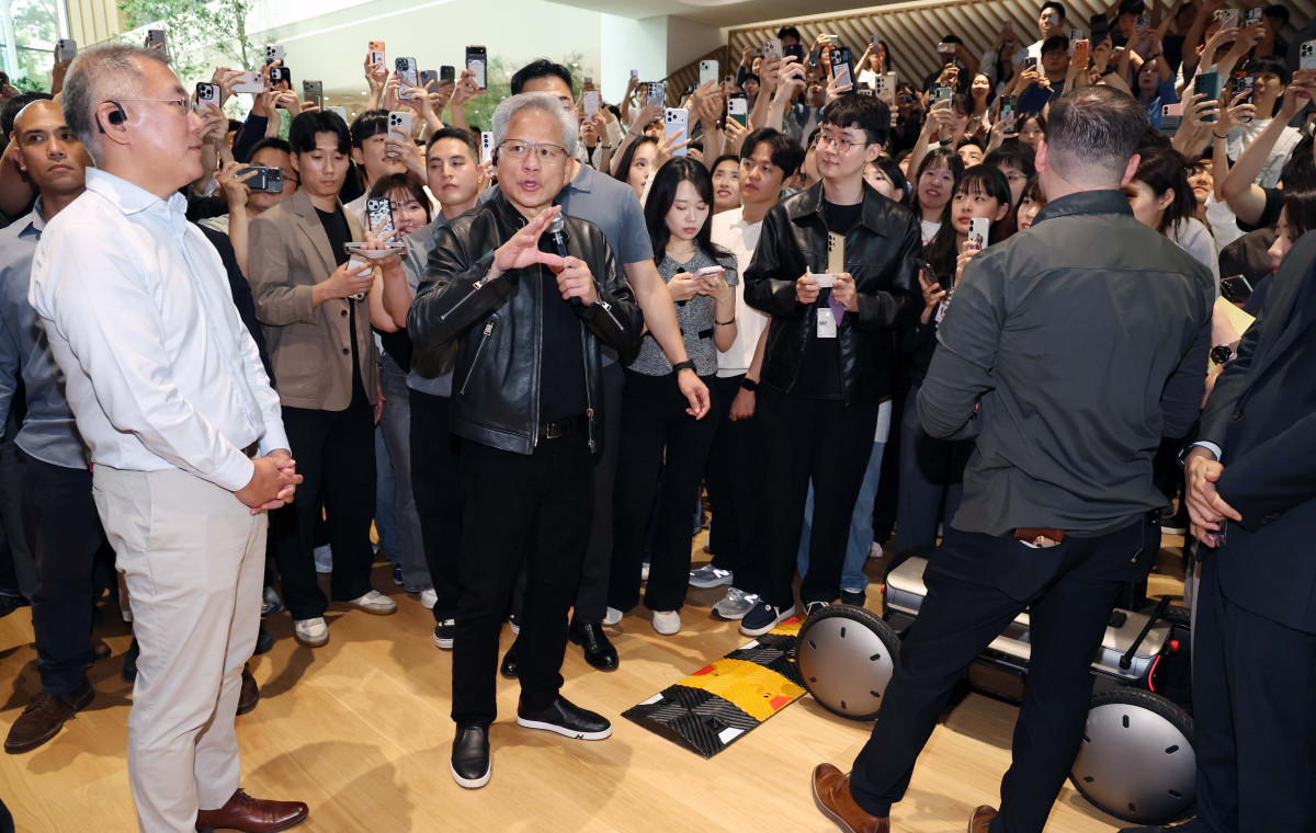 ▲젠슨 황 엔비디아 최고경영자(CEO)가 8일 서울 서초구 현대차그룹 양재 사옥에서 정의선 현대자동차그룹 회장과 모바일 로봇 플랫폼 모베드에 대한 설명을 들은 뒤 발언하고 있다. 신태현 기자 holjjak@