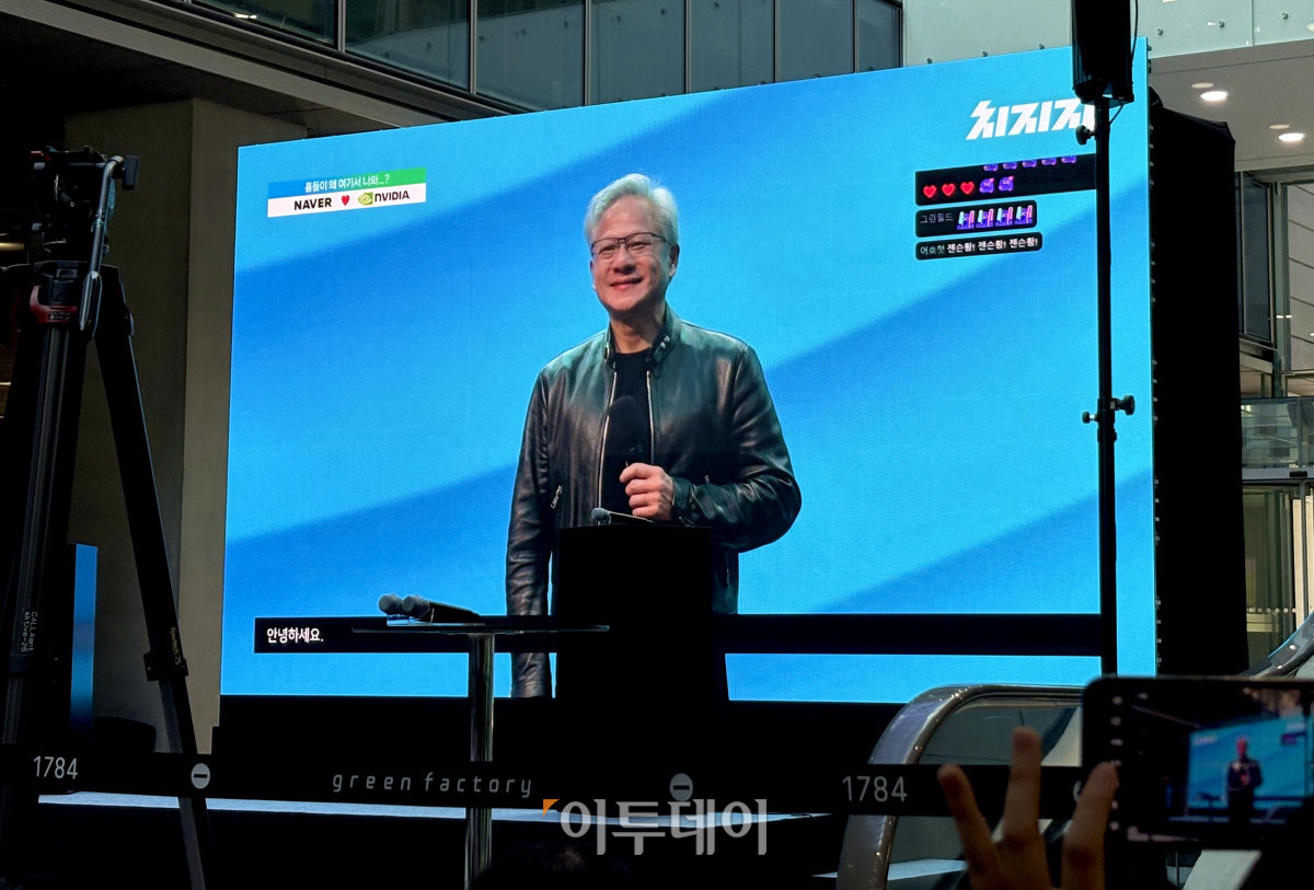 ▲8일 경기도 성남시 네이버 1784 사옥을 찾은 젠슨 황 엔비디아 최고경영자(CEO)가 치지직 라이브 방송에 참여하고 있다. (임유진 기자 newjean@)