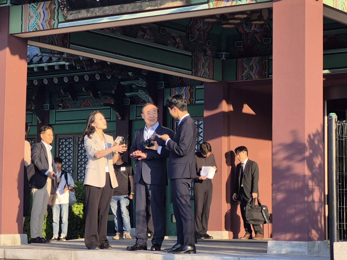 ▲전영현 삼성전자 부회장이 8일 신라호텔 영빈관 입구에서 기자들의 질문에 답하고 있다. 김연진 기자 yeonjin@