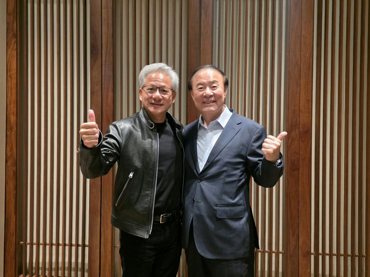 ▲전영현(오른쪽) 삼성전자 부회장과 젠슨 황 엔비디아 최고경영자(CEO). (서진=삼성전자)