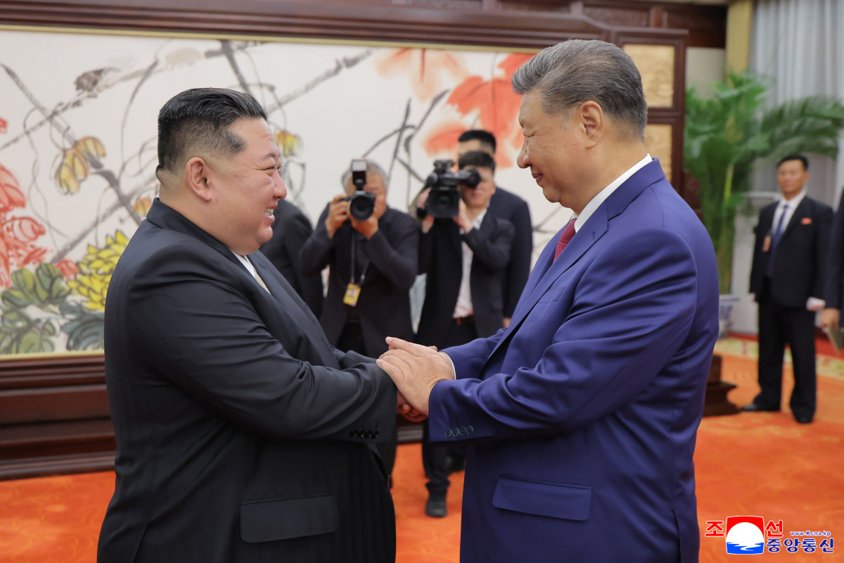 ▲사진은 2025년 9월 4일 중국을 방문한 김정은 북한 국무위원장이 시진핑 중국 국가주석과 양자회담을 하기 전 악수하는 모습.(조선중앙통신=연합뉴스)