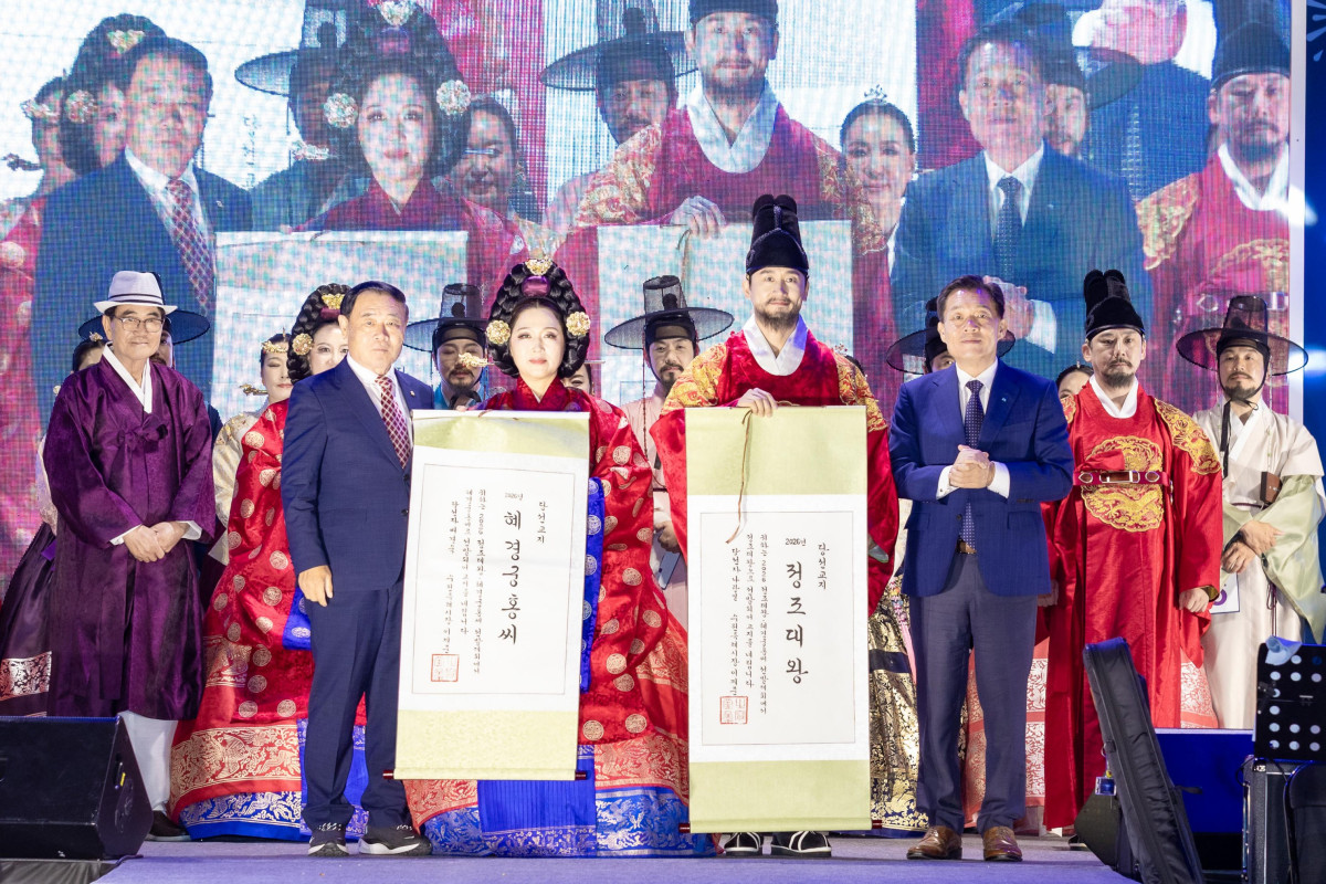 ▲이재준 수원특례시장(오른쪽에서 두 번째)과 이재식 수원특례시의회 의장(왼쪽에서 두 번째)이 7일 저녁 화성행궁광장에서 열린 '2026-2027 정조대왕·혜경궁홍씨 선발대회'에서 정조대왕 역 나광열 씨(오른쪽)와 혜경궁홍씨 역 배경숙 씨(왼쪽)에게 당선증 족자를 수여한 뒤 기념촬영을 하고 있다. (수원특례시)