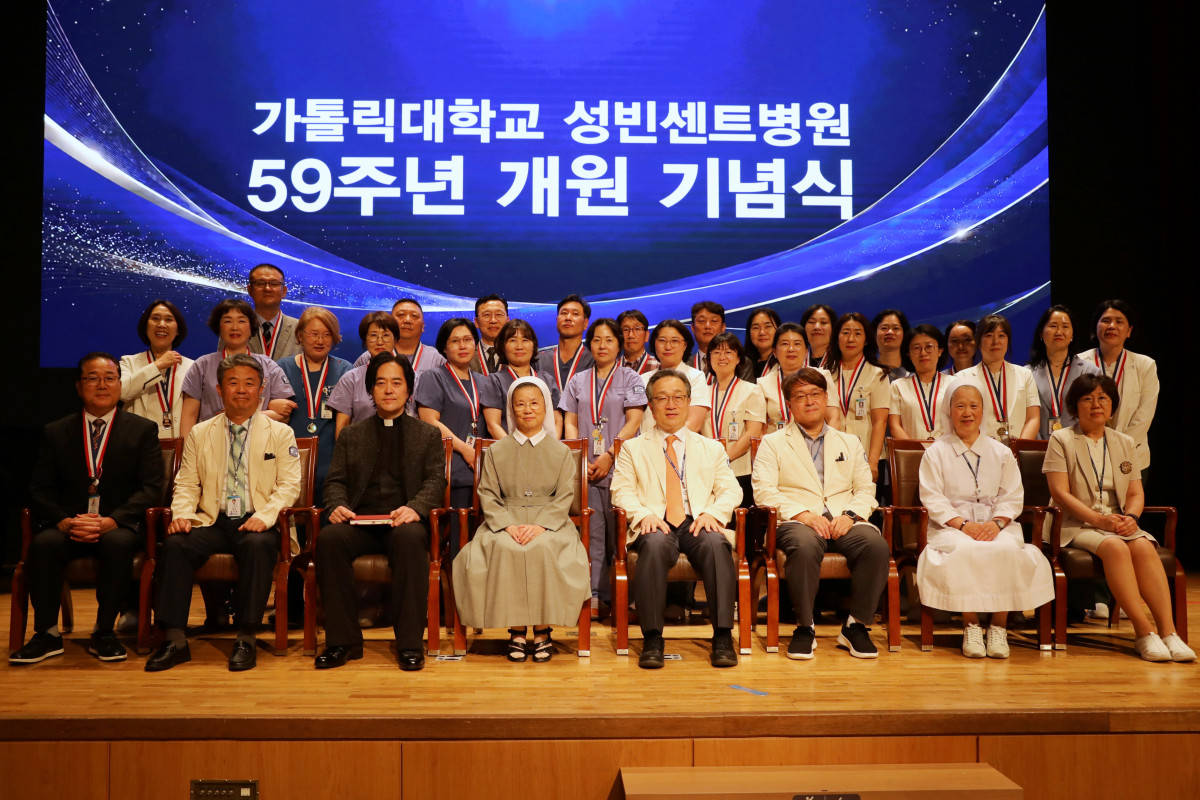 ▲임정수 콜베 성빈센트병원장 수녀(앞줄 가운데)와 주요 관계자들이 6월 5일 별관 6층 성빈센트홀에서 열린 가톨릭대학교 성빈센트병원 개원 59주년 기념식에서 장기근속 수상자들과 함께 기념촬영을 하고 있다. (성빈센트병원)