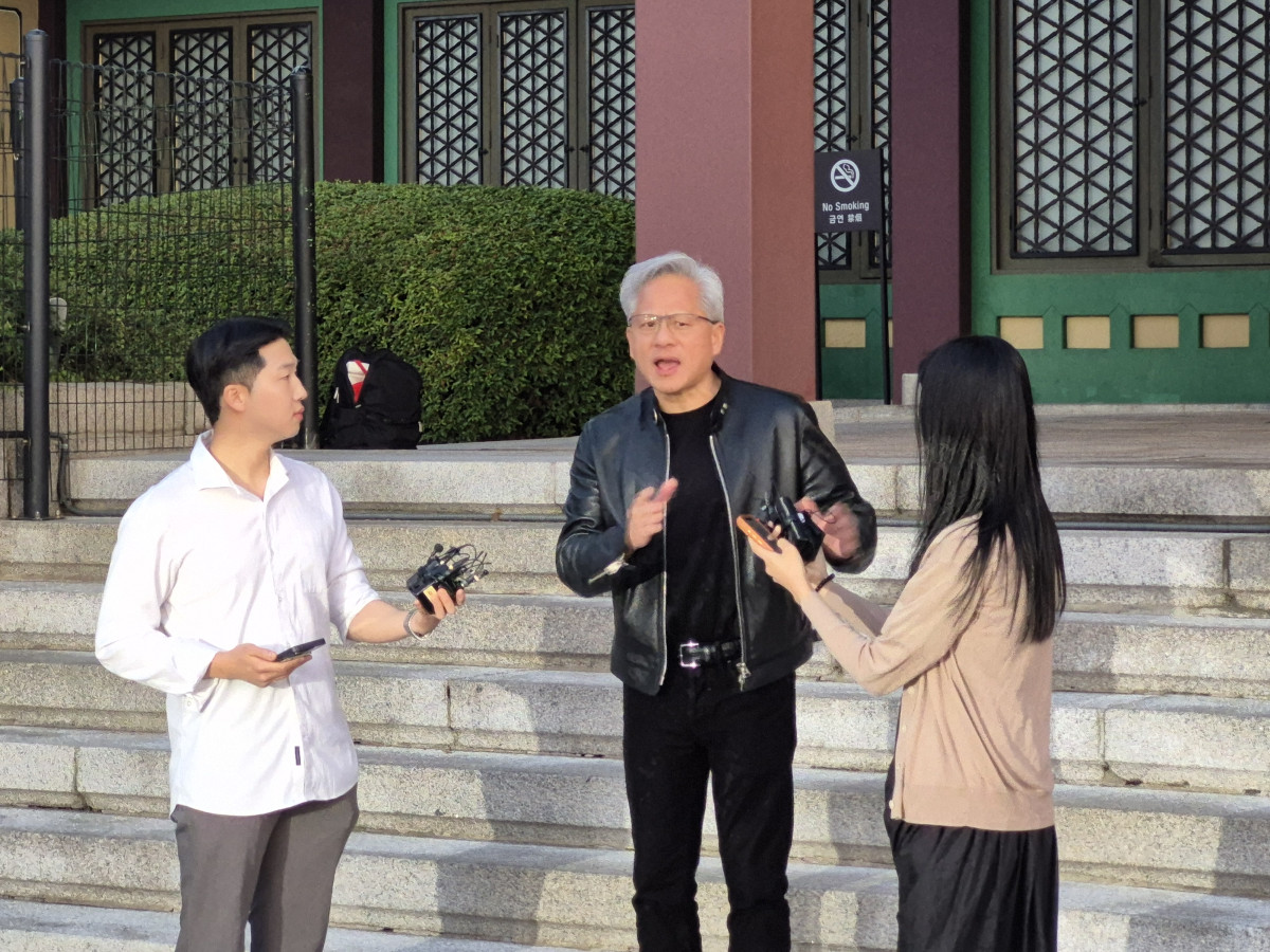 ▲8일 젠슨 황 엔비디아 CEO가 서울 신라호텔 영빈관 앞에서 기자들의 질문에 답하고 있다. 김연진 기자 yeonjin@