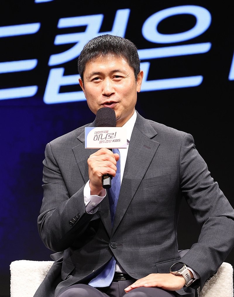 ▲이영표 해설위원이 2일 서울 여의도 KBS 아트홀에서 열린 KBS '2026 FIFA 북중미 월드컵' 제작발표회에서 인사말을 하고 있다. (연합뉴스)
