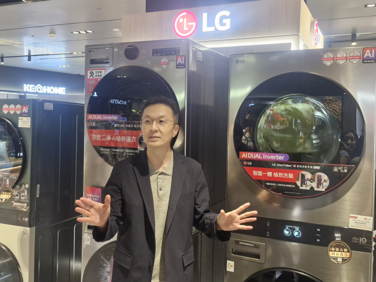 ▲김건일 LG전자 대만법인장이 최근 대만 타이베이에서 열린 기자간담회에서 세탁기 제품을 소개하고 있다. 타이베이(대만)=손희정 기자 sonhj1220@