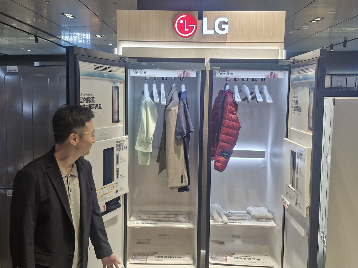 ▲김건일 LG전자 대만법인장이 최근 대만 타이베이에서 열린 기자간담회에서 5벌식 스타일러를 소개하고 있다. 대만에서 판매되는 스타일러의 약 82%는 5벌식 제품이다. 타이베이(대만)=손희정 기자 sonhj1220@