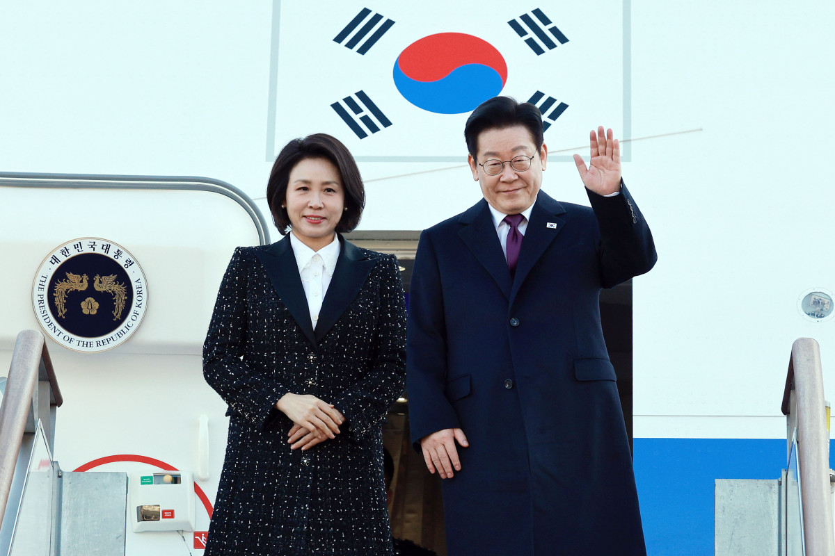 ▲한일 정상회담을 위해 일본을 방문하는 이재명 대통령과 김혜경 여사가 1월 13일 경기 성남 서울공항에서 공군1호기에 탑승해 인사하고 있다. (사진=뉴시스)