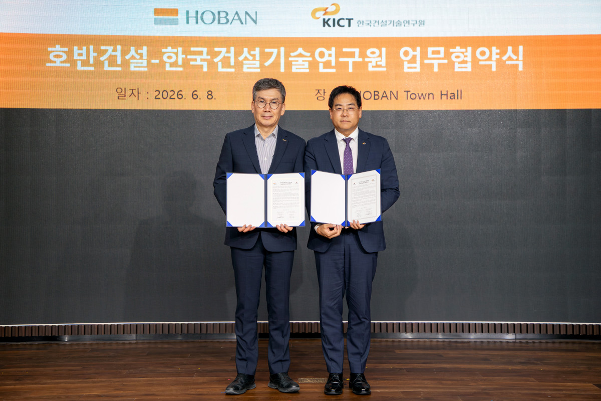 ▲문갑 호반건설 경영부문대표(왼쪽)와 김용주 한국건설기술연구원 건설산업진흥본부장이 8일 서울 서초구 호반그룹 사옥에서 업무협약 체결 후 기념촬영을 하고 있다. (사진제공=호반건설)
