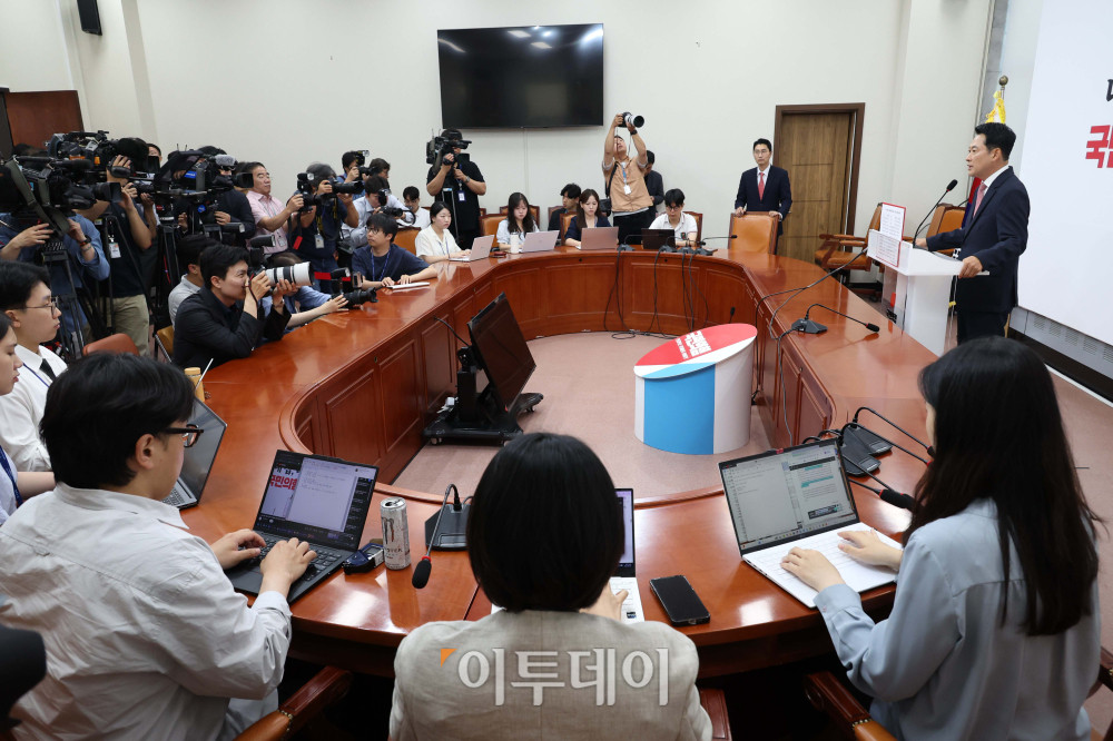▲장동혁 국민의힘 대표가 9일 서울 여의도 국회에서 투표용지 부족 사태 관련 기자회견을 하고 있다. 고이란 기자 photoeran@