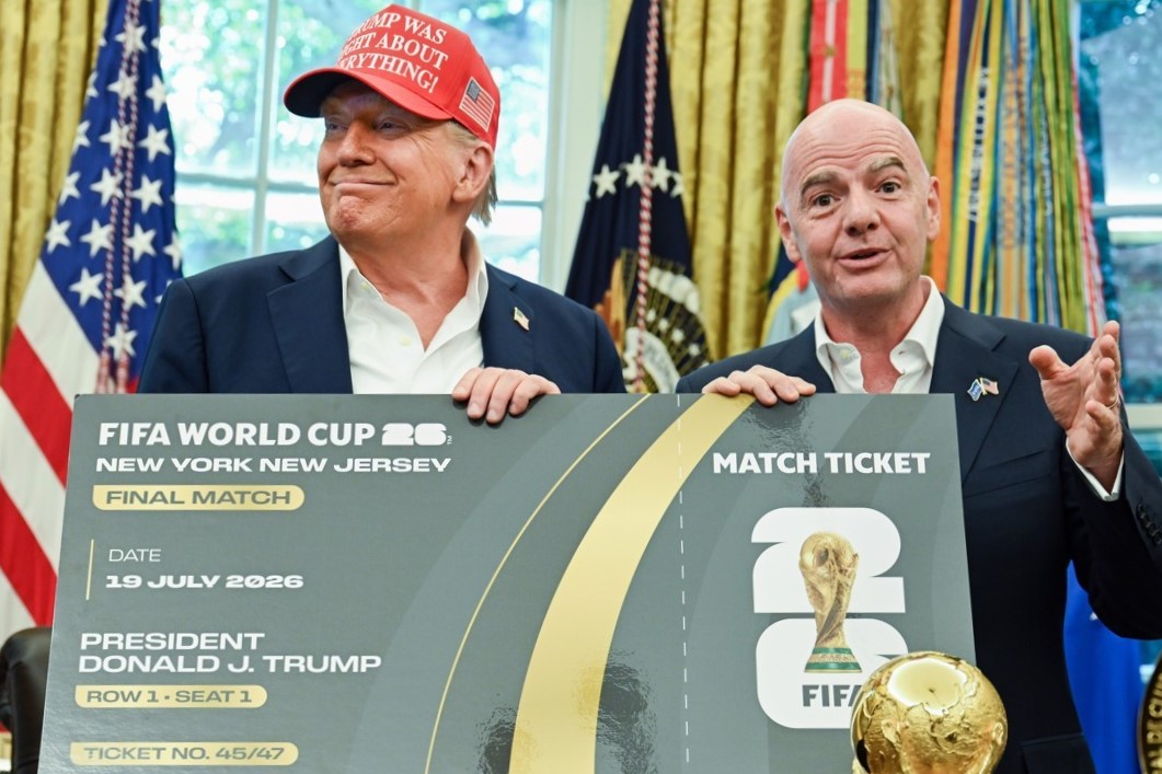 ▲2026 국제축구연맹(FIFA) 북중미 월드컵 경기 티켓을 들고 있는 도널드 트럼프 미국 대통령과 잔니 인판티노 FIFA 회장. (EPA/연합뉴스)