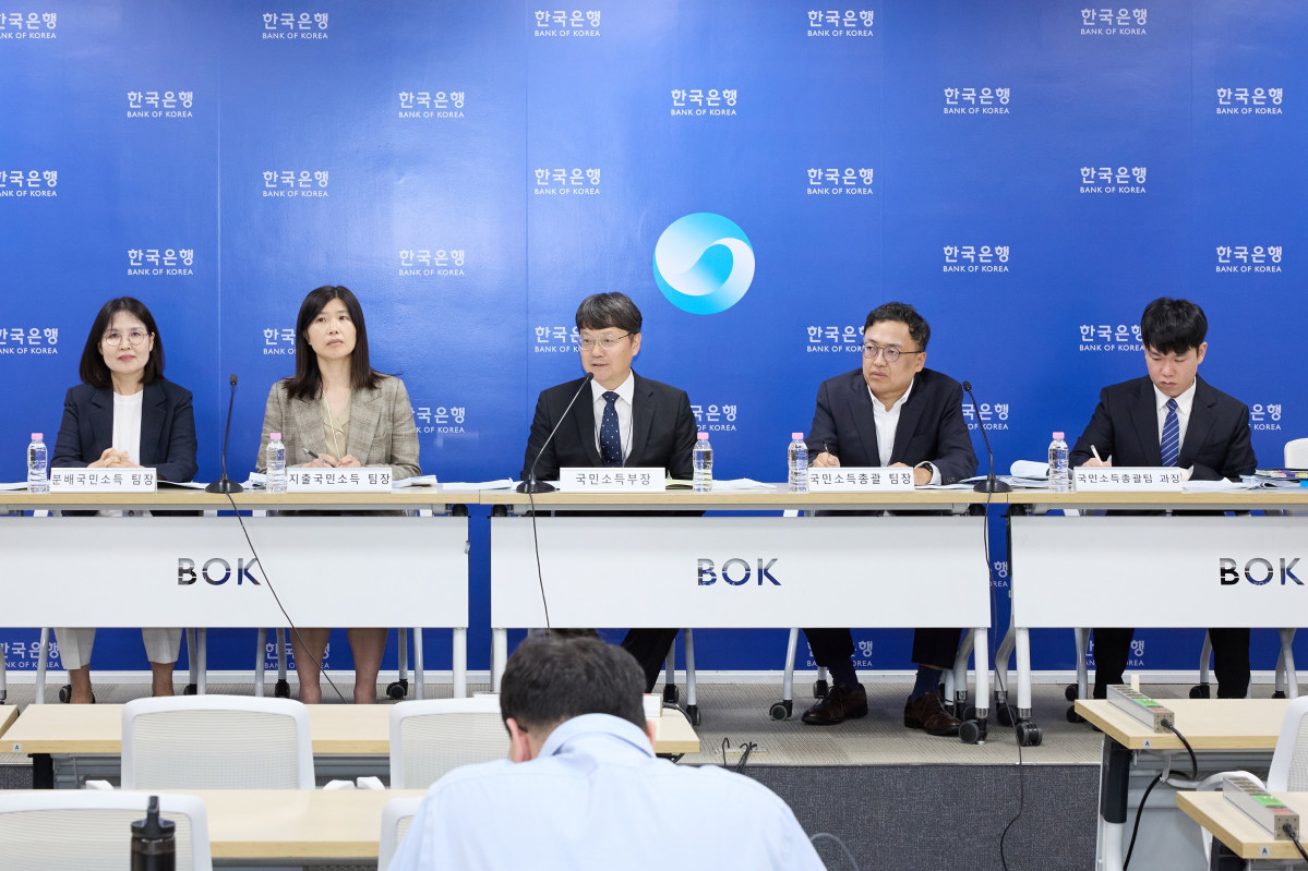 ▲9일 오전 서울 중구 한국은행에서 열린 2026년 1/4분기 국민소득(잠정) 설명회사진 왼쪽부터 김성자 분배국민소득팀장, 이현영 지출국민소득팀장, 김화용 국민소득부장, 서정석 국민소득총괄팀장, 이재진 국민소득총괄팀 과장 (사진제공=한국은행)