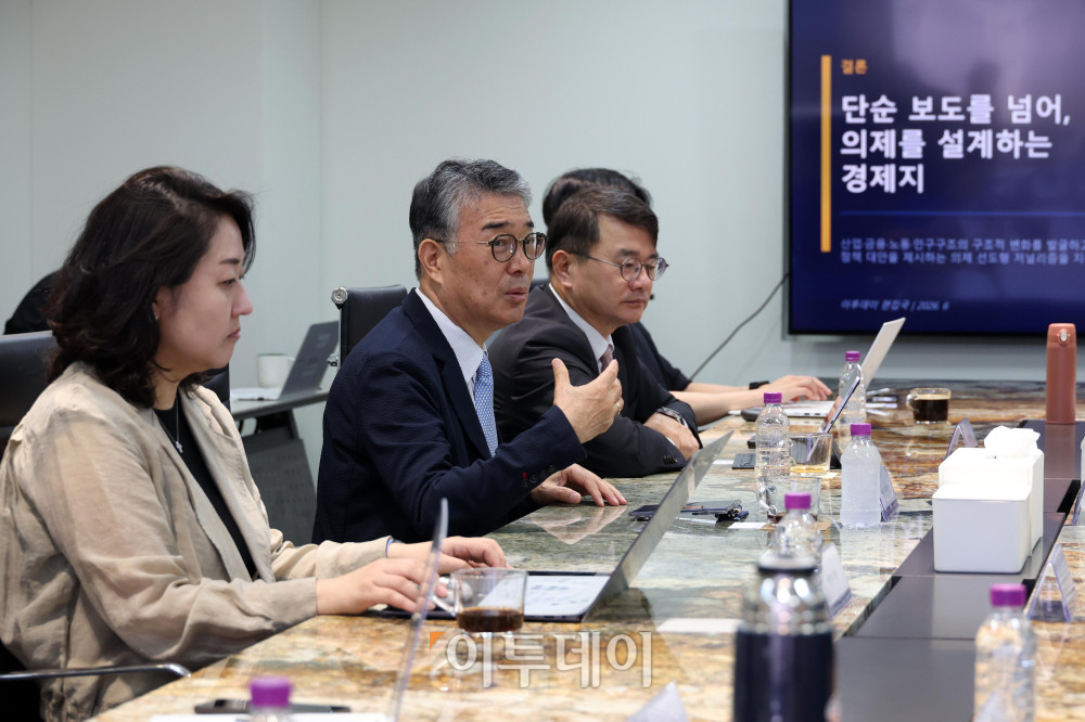 ▲9일 서울 강남구 논현동 이투데이 빌딩에서 미래전략위원회 회의가 열리고 있다. 이날 회의에는 안완기 미래전략위원회 위원장(한국공학대 석좌교수·전 한국생산성본부 회장)을 비롯해 이정훈(전 세아창원특수강 대표), 서명지(CSR임팩트 대표), 박현주(현대모비스 독립이사), 김철만(법무법인 율촌 변호사) 위원 등과 본지 이종재 대표이사, 이초희 편집국장 등이 참석해 보도 방향성에 대한 의견을 나눴다. 고이란 기자 photoeran@