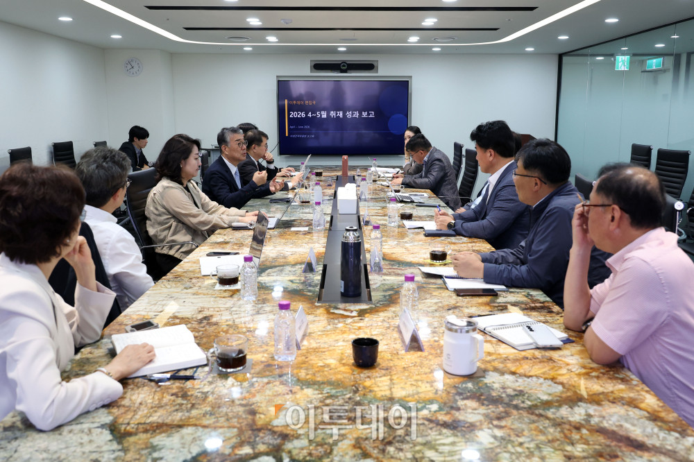 ▲9일 서울 강남구 논현동 이투데이 빌딩에서 미래전략위원회 회의가 열리고 있다. 이날 회의에는 안완기 미래전략위원회 위원장(한국공학대 석좌교수·전 한국생산성본부 회장)을 비롯해 이정훈(전 세아창원특수강 대표), 서명지(CSR임팩트 대표), 박현주(현대모비스 독립이사), 김철만(법무법인 율촌 변호사) 위원 등과 본지 이종재 대표이사, 이초희 편집국장 등이 참석해 보도 방향성에 대한 의견을 나눴다. 고이란 기자 photoeran@