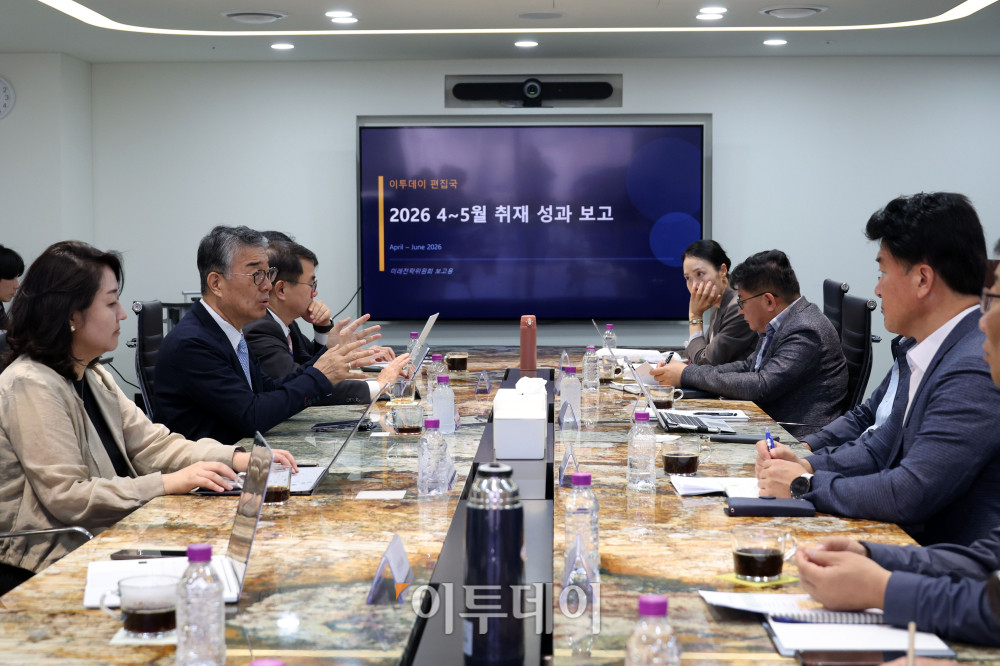 ▲9일 서울 강남구 논현동 이투데이 빌딩에서 미래전략위원회 회의가 열리고 있다. 이날 회의에는 안완기 미래전략위원회 위원장(한국공학대 석좌교수·전 한국생산성본부 회장)을 비롯해 이정훈(전 세아창원특수강 대표), 서명지(CSR임팩트 대표), 박현주(현대모비스 독립이사), 김철만(법무법인 율촌 변호사) 위원 등과 본지 이종재 대표이사, 이초희 편집국장 등이 참석해 보도 방향성에 대한 의견을 나눴다. 고이란 기자 photoeran@