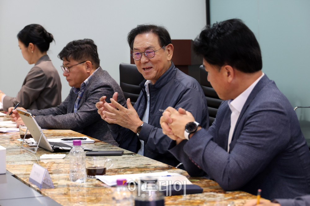 ▲9일 서울 강남구 논현동 이투데이 빌딩에서 미래전략위원회 회의가 열리고 있다. 이날 회의에는 안완기 미래전략위원회 위원장(한국공학대 석좌교수·전 한국생산성본부 회장)을 비롯해 이정훈(전 세아창원특수강 대표), 서명지(CSR임팩트 대표), 박현주(현대모비스 독립이사), 김철만(법무법인 율촌 변호사) 위원 등과 본지 이종재 대표이사, 이초희 편집국장 등이 참석해 보도 방향성에 대한 의견을 나눴다. 고이란 기자 photoeran@