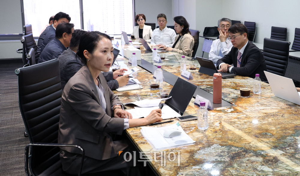▲9일 서울 강남구 논현동 이투데이 빌딩에서 미래전략위원회 회의가 열리고 있다. 이날 회의에는 안완기 미래전략위원회 위원장(한국공학대 석좌교수·전 한국생산성본부 회장)을 비롯해 이정훈(전 세아창원특수강 대표), 서명지(CSR임팩트 대표), 박현주(현대모비스 독립이사), 김철만(법무법인 율촌 변호사) 위원 등과 본지 이종재 대표이사, 이초희 편집국장 등이 참석해 보도 방향성에 대한 의견을 나눴다. 고이란 기자 photoeran@