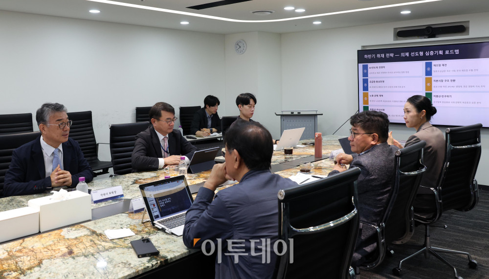 ▲9일 서울 강남구 논현동 이투데이 빌딩에서 미래전략위원회 회의가 열리고 있다. 이날 회의에는 안완기 미래전략위원회 위원장(한국공학대 석좌교수·전 한국생산성본부 회장)을 비롯해 이정훈(전 세아창원특수강 대표), 서명지(CSR임팩트 대표), 박현주(현대모비스 독립이사), 김철만(법무법인 율촌 변호사) 위원 등과 본지 이종재 대표이사, 이초희 편집국장 등이 참석해 보도 방향성에 대한 의견을 나눴다. 고이란 기자 photoeran@